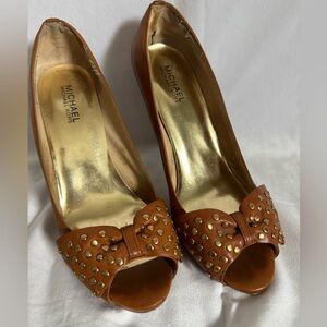 Micheal Kors Meredith Gold studded bow Peep-toe Pump 9M